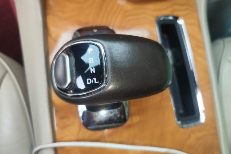 Used Chrysler 300C 2013 3.6L Luxury Edition Gear Lever