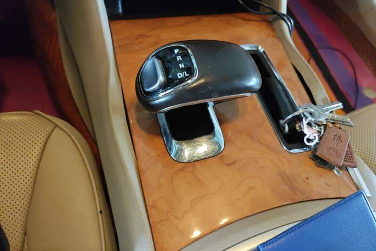 Used Chrysler 300C 2013 3.6L Luxury Edition Gear Lever