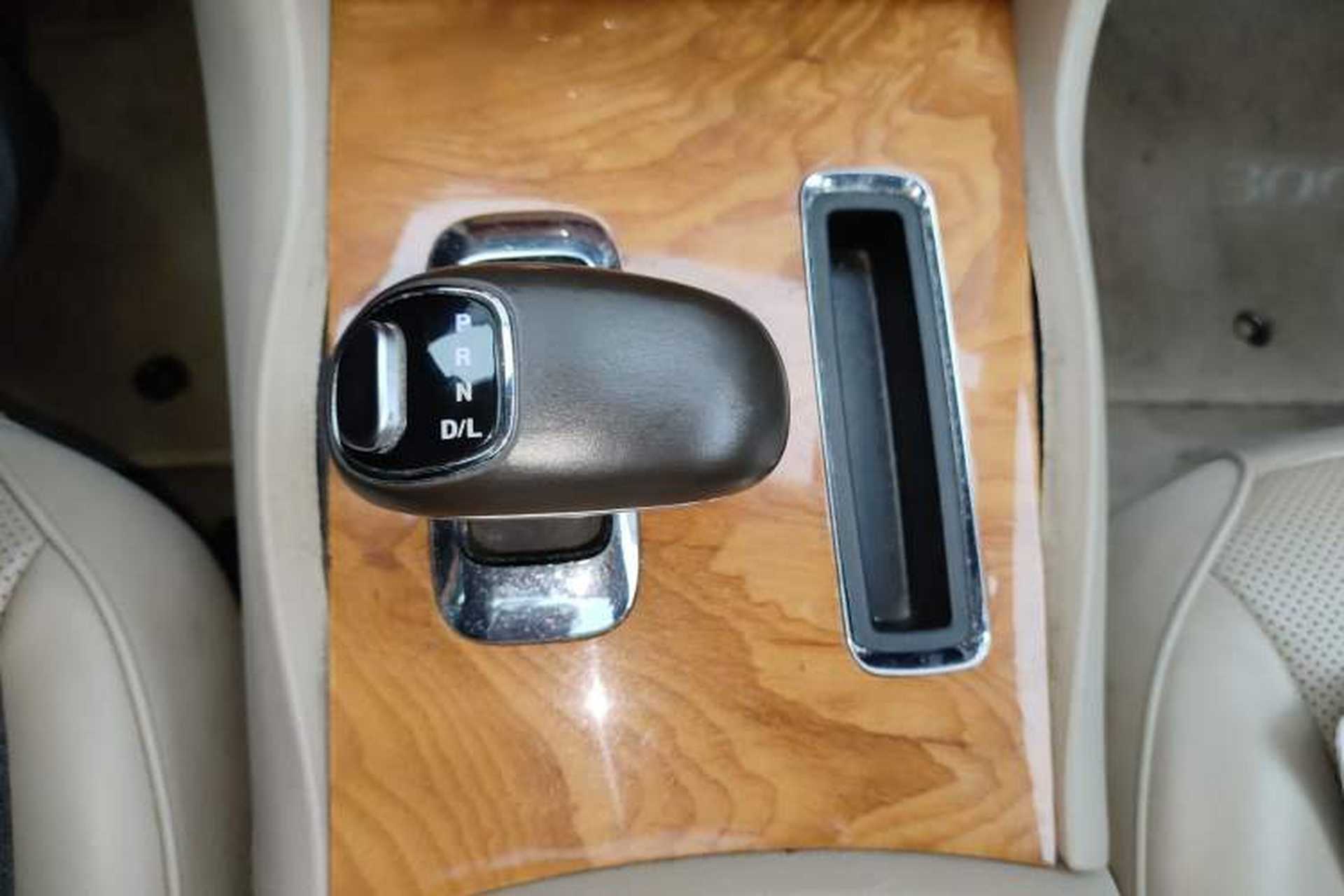 Used Chrysler 300C 2013 3.6L Luxury Edition Gear Lever