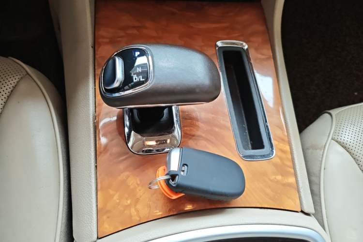 Used Chrysler 300C 2013 3.6L Luxury Edition Gear Lever