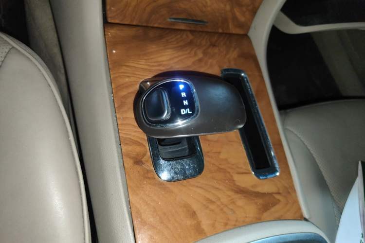 Used Chrysler 300C 2013 3.6L Luxury Edition Gear Lever