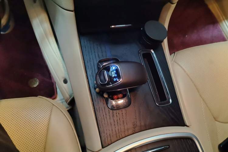 Used Chrysler 300C 2013 3.6L Luxury Edition Gear Lever