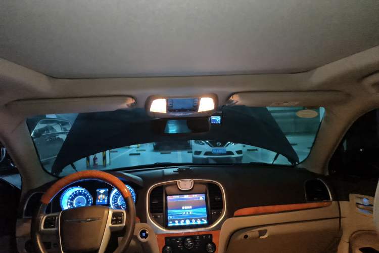 Used Chrysler 300C 2013 3.6L Luxury Edition Headliner