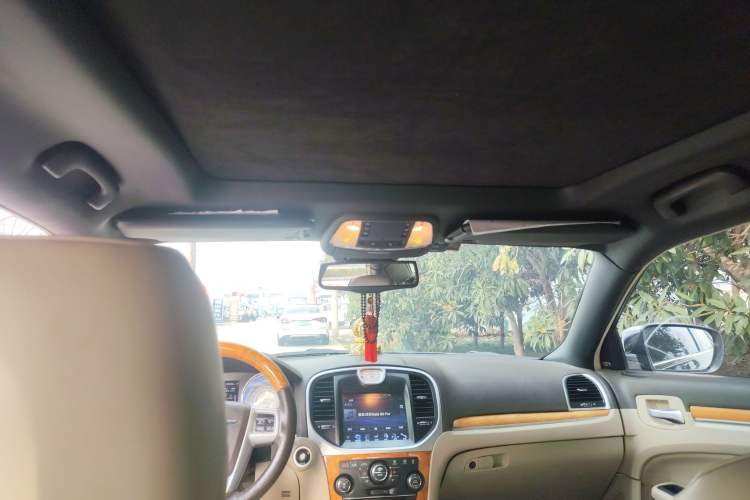 Used Chrysler 300C 2013 3.6L Luxury Edition Headliner
