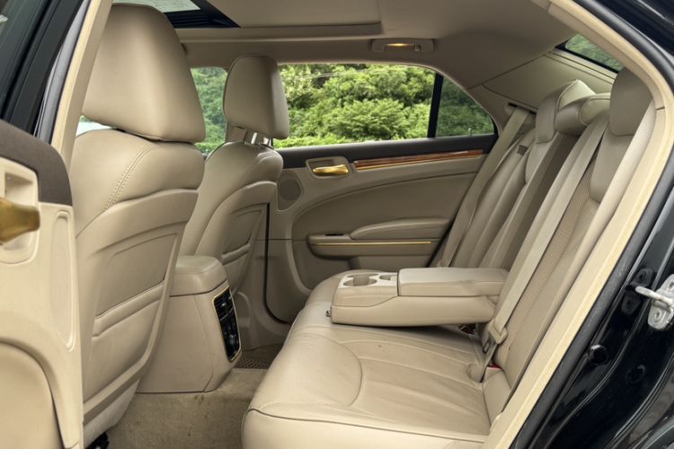 Used Chrysler 300C 2013 3.6L Luxury Edition Interior 2