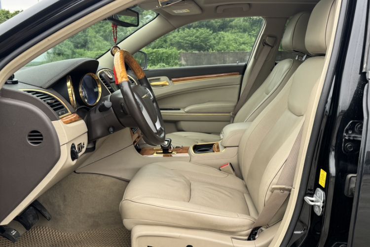 Used Chrysler 300C 2013 3.6L Luxury Edition Interior 3