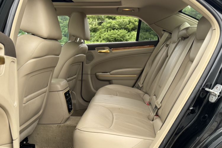 Used Chrysler 300C 2013 3.6L Luxury Edition Interior 4