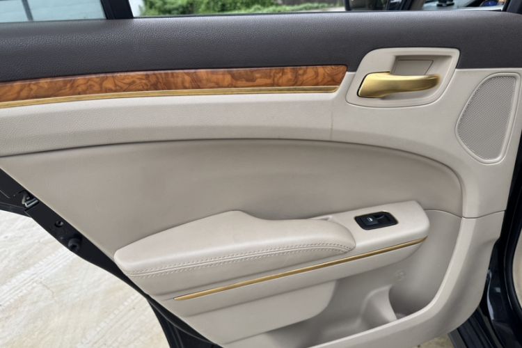 Used Chrysler 300C 2013 3.6L Luxury Edition Interior 5