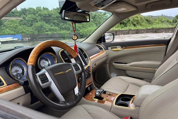 Used Chrysler 300C 2013 3.6L Luxury Edition Interior 6