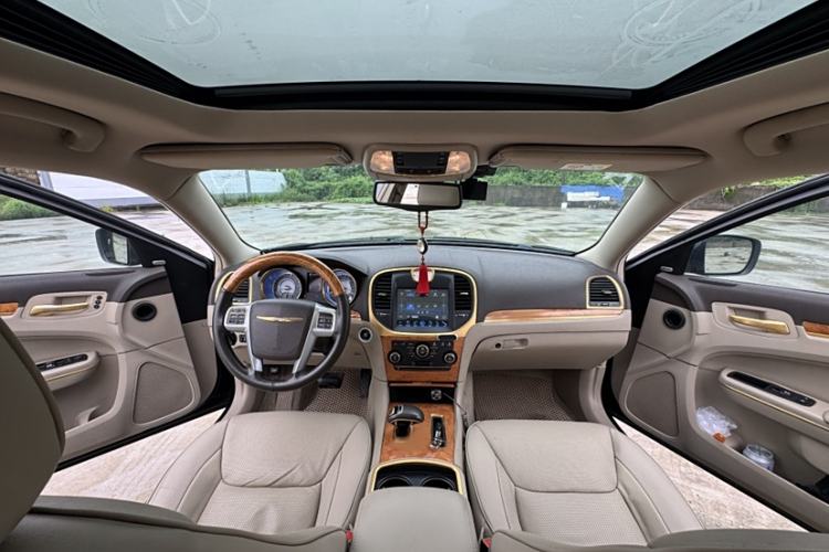 Used Chrysler 300C 2013 3.6L Luxury Edition Interior 7