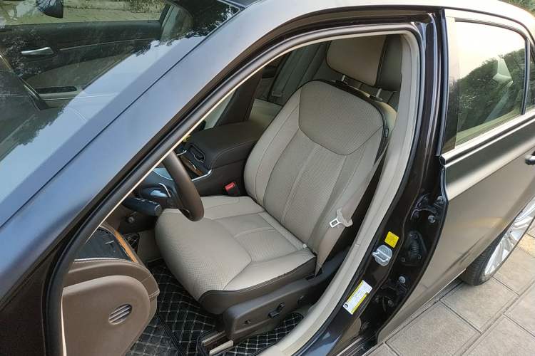 Used Chrysler 300C 2013 3.6L Premium Edition Left Front Seat