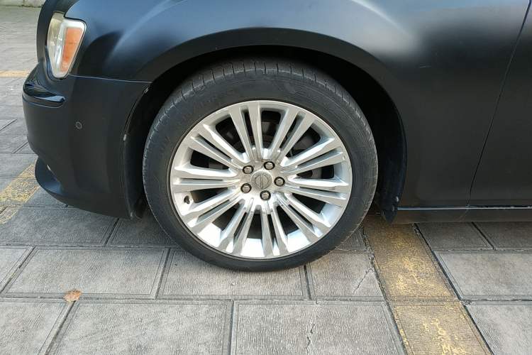 Used Chrysler 300C 2013 3.6L Premium Edition Left Front Wheel Hub