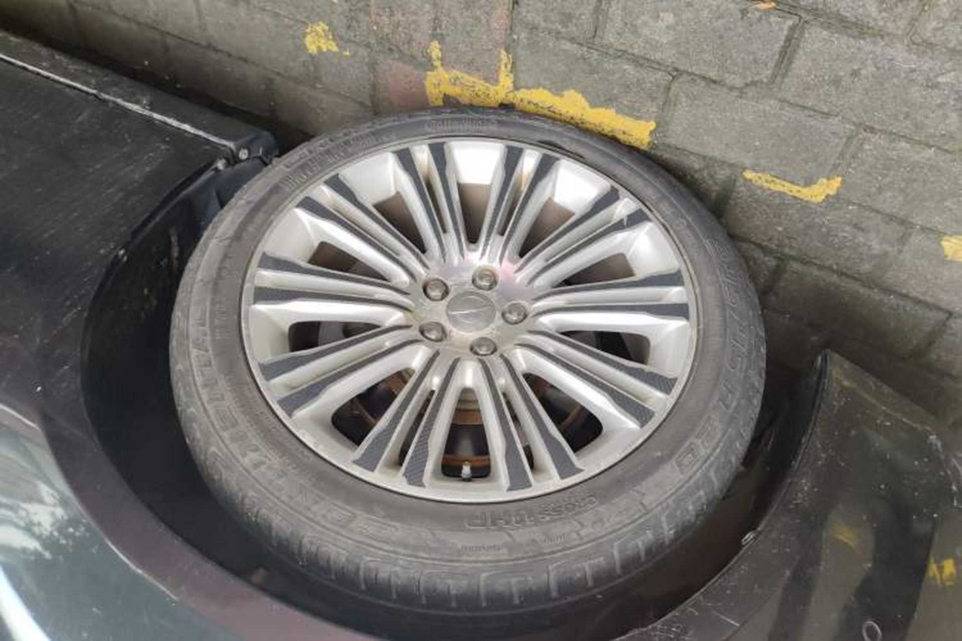 Used Chrysler 300C 2013 3.6L Luxury Edition Left Front Wheel Hub