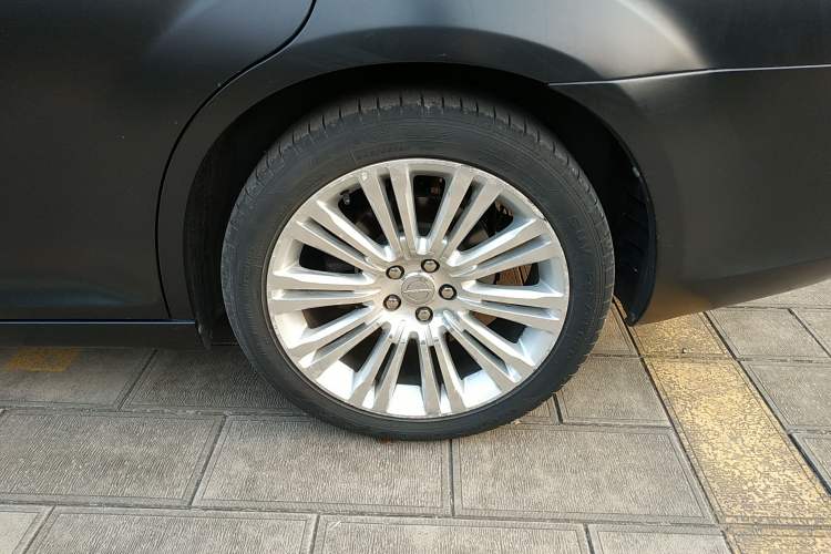 Used Chrysler 300C 2013 3.6L Premium Edition Left Rear Wheel Hub