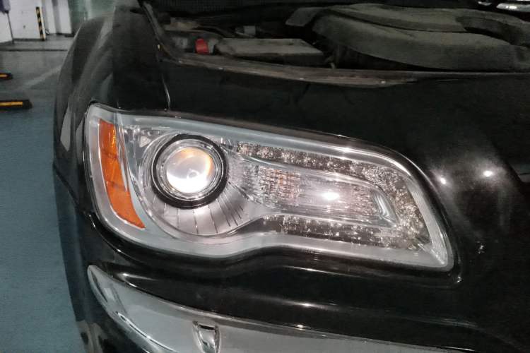Used Chrysler 300C 2013 3.6L Luxury Edition Right Front Headlight