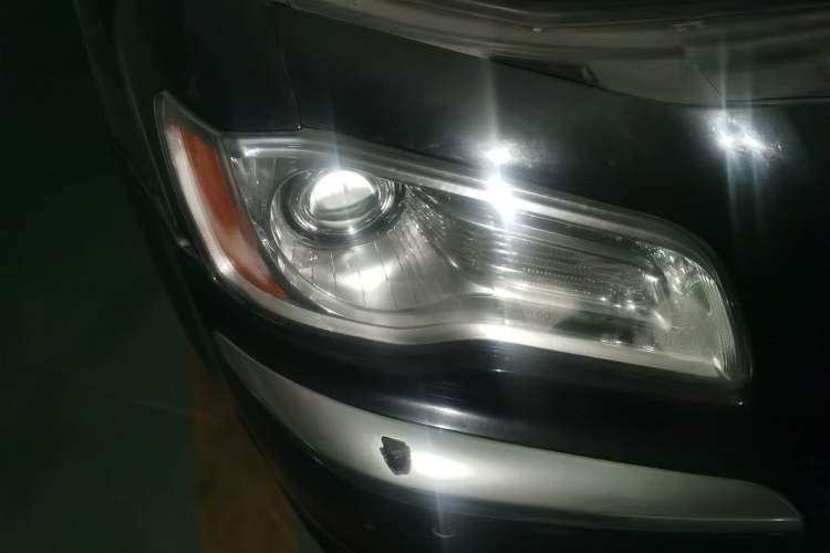 Used Chrysler 300C 2013 3.6L Premium Edition Right Front Headlight