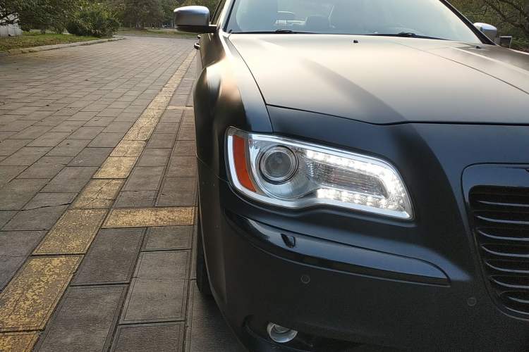 Used Chrysler 300C 2013 3.6L Premium Edition Right Front Headlight