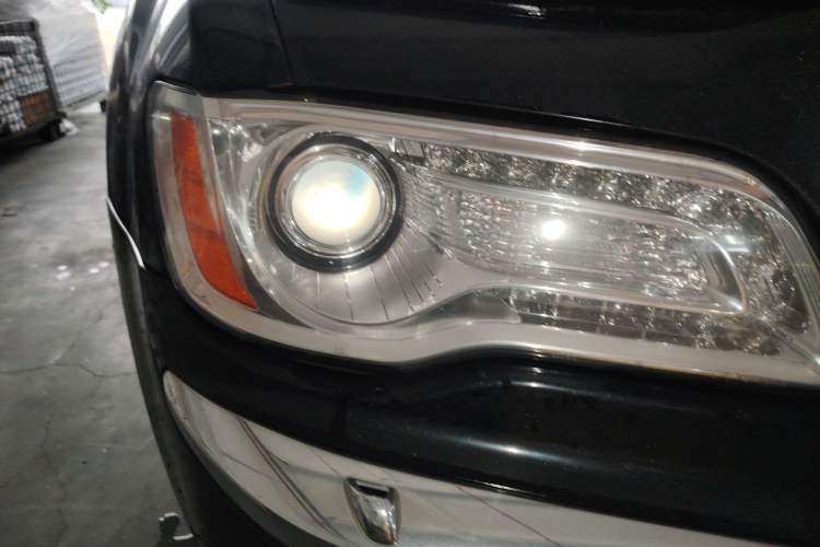 Used Chrysler 300C 2013 3.6L Luxury Edition Right Front Headlight