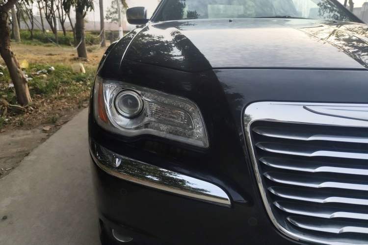 Used Chrysler 300C 2013 3.6L Luxury Edition Right Front Headlight