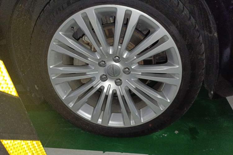 Used Chrysler 300C 2013 3.6L Premium Edition Right Front Wheel Hub