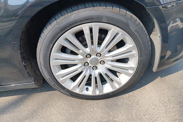 Used Chrysler 300C 2013 3.6L Premium Edition Right Front Wheel Hub