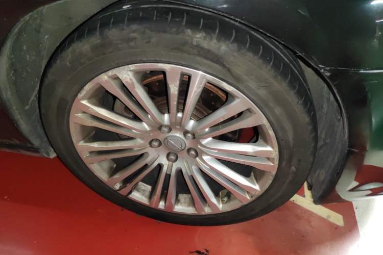 Used Chrysler 300C 2013 3.6L Luxury Edition Right Front Wheel Hub