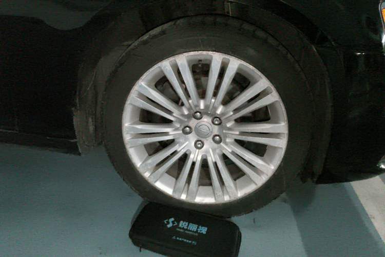 Used Chrysler 300C 2013 3.6L Luxury Edition Right Front Wheel Hub