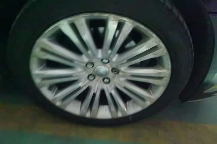 Used Chrysler 300C 2013 3.6L Premium Edition Right Front Wheel Hub
