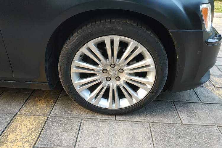 Used Chrysler 300C 2013 3.6L Premium Edition Right Front Wheel Hub