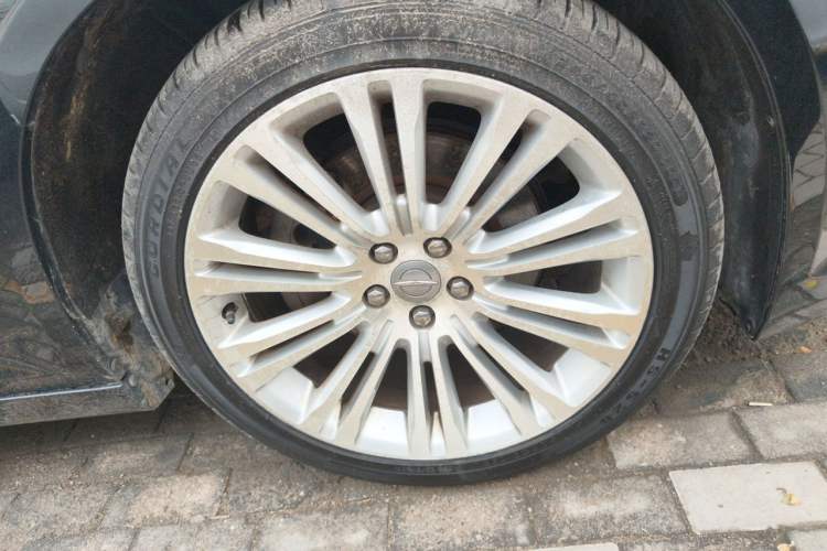 Used Chrysler 300C 2013 3.6L Luxury Edition Right Front Wheel Hub