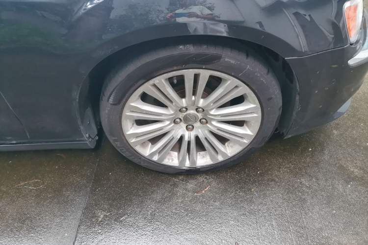 Used Chrysler 300C 2013 3.6L Luxury Edition Right Front Wheel Hub