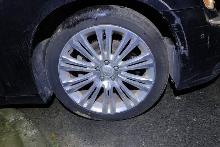 Used Chrysler 300C 2013 3.6L Prestige Edition Right Front Wheel Hub