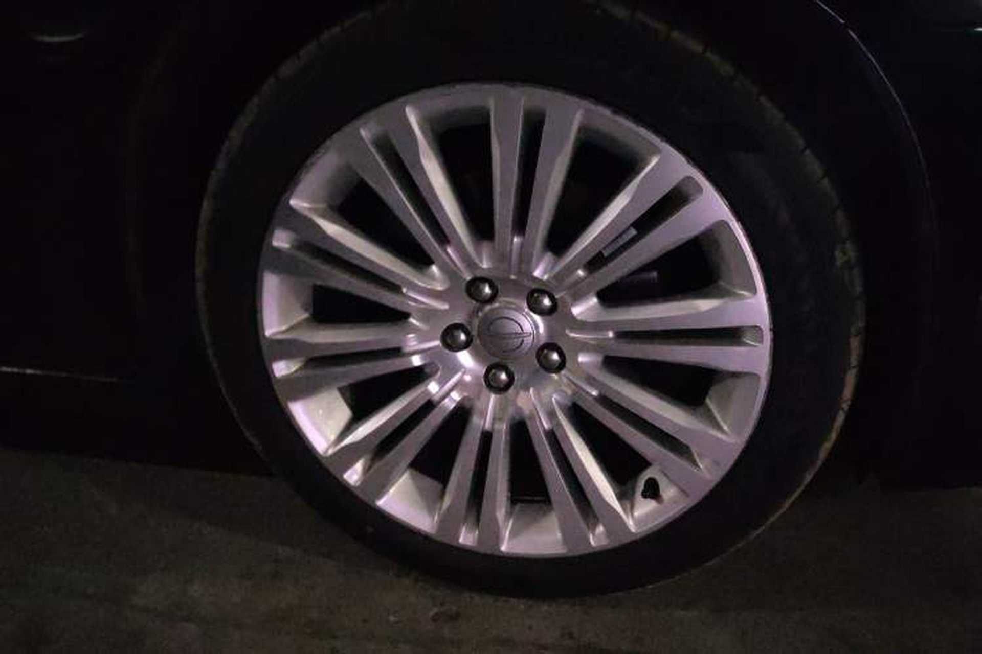 Used Chrysler 300C 2013 3.6L Luxury Edition Right Front Wheel Hub