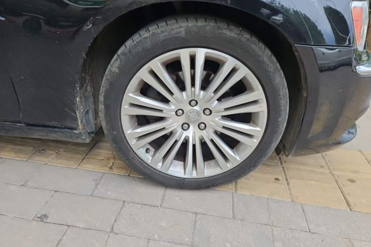 Used Chrysler 300C 2013 3.6L Luxury Edition Right Front Wheel Hub