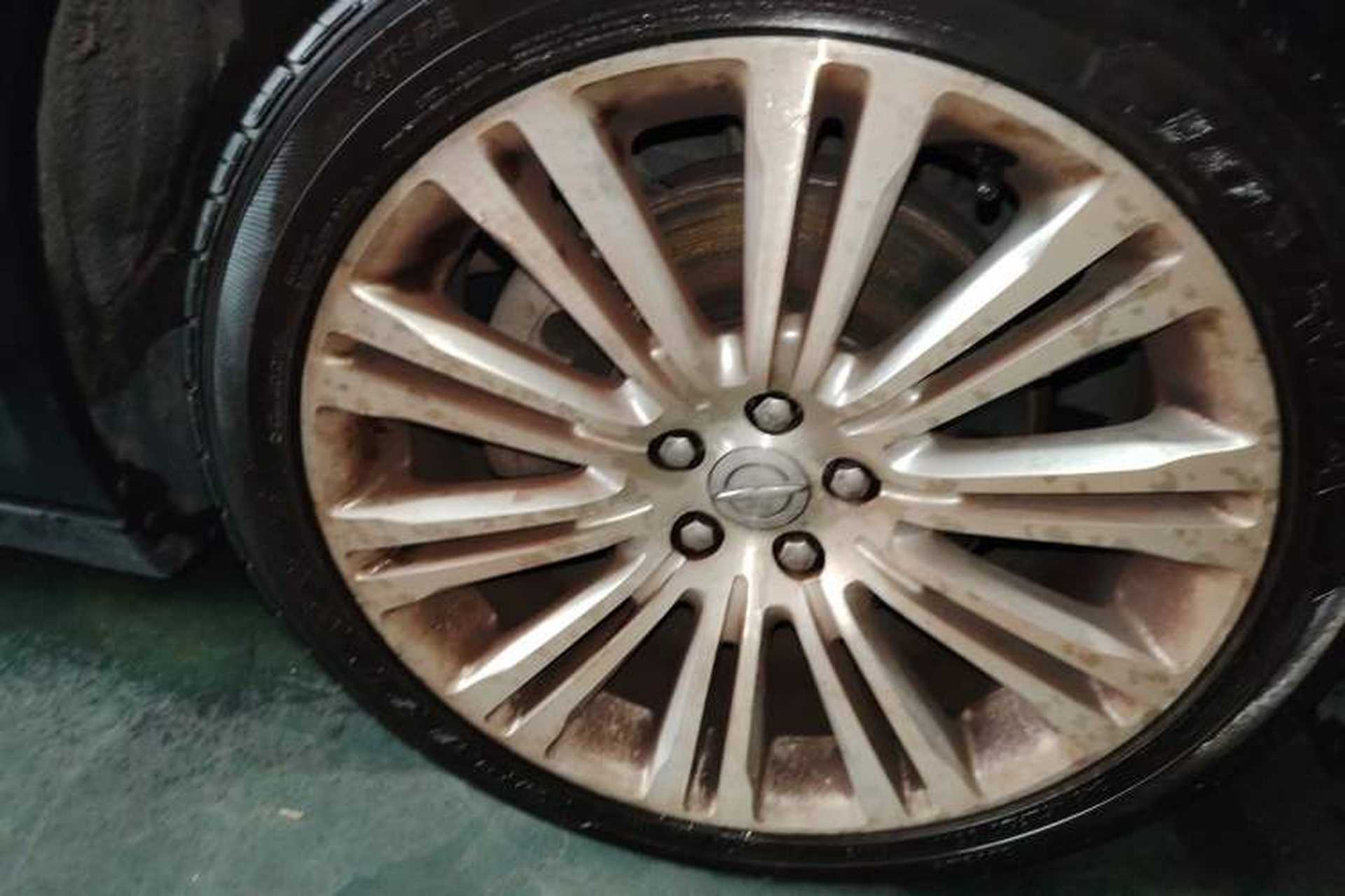 Used Chrysler 300C 2013 3.6L Luxury Edition Right Front Wheel Hub