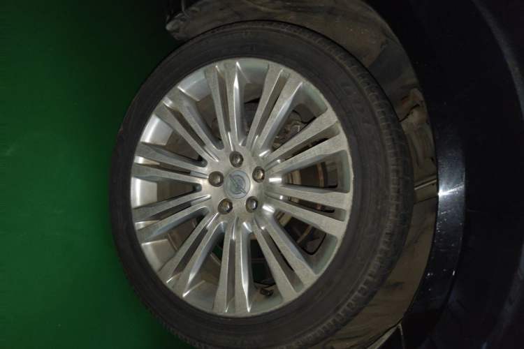 Used Chrysler 300C 2013 3.6L Luxury Edition Right Front Wheel Hub