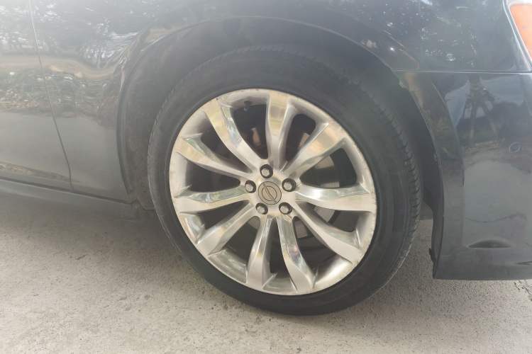 Used Chrysler 300C 2013 3.6L Luxury Edition Right Front Wheel Hub