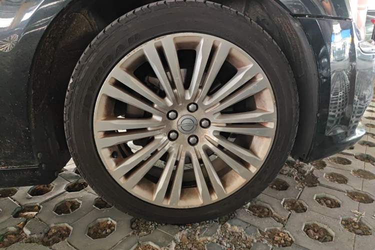 Used Chrysler 300C 2013 3.6L Luxury Edition Right Front Wheel Hub