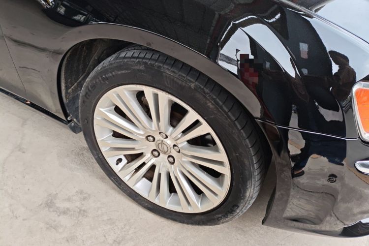 Used Chrysler 300C 2013 3.6L Luxury Edition Right Front Wheel Hub