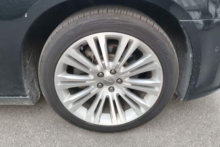 Used Chrysler 300C 2013 3.6L Premium Edition Right Front Wheel Hub