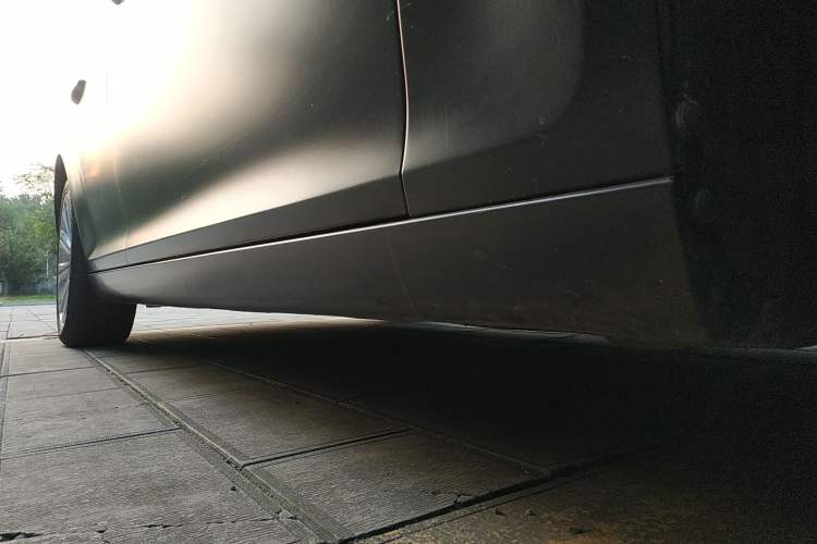 Used Chrysler 300C 2013 3.6L Premium Edition Right Side Sill