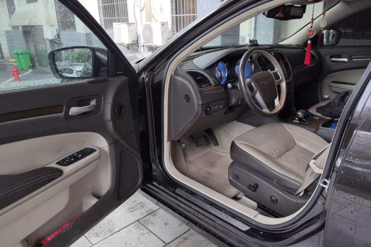 Used Chrysler 300C 2013 3.6L Prestige Edition Driver Seat