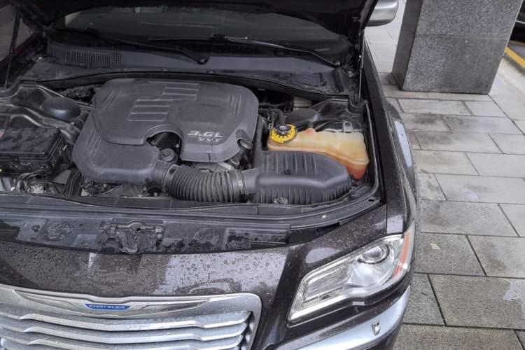 Used Chrysler 300C 2013 3.6L Prestige Edition Engine Bay Left