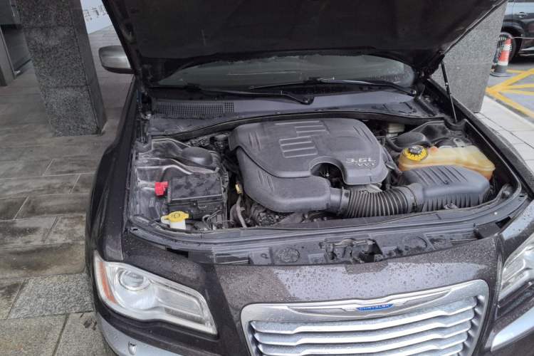 Used Chrysler 300C 2013 3.6L Prestige Edition Engine Bay Right