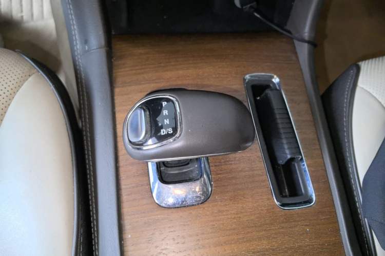 Used Chrysler 300C 2013 3.6L Prestige Edition Gear Lever