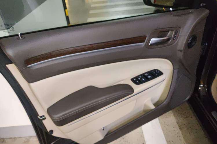 Used Chrysler 300C 2013 3.6L Prestige Edition Interior 7
