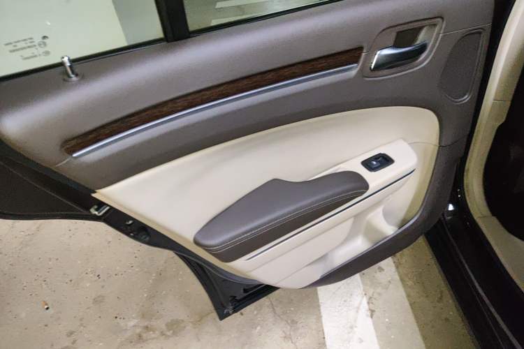 Used Chrysler 300C 2013 3.6L Prestige Edition Interior 8