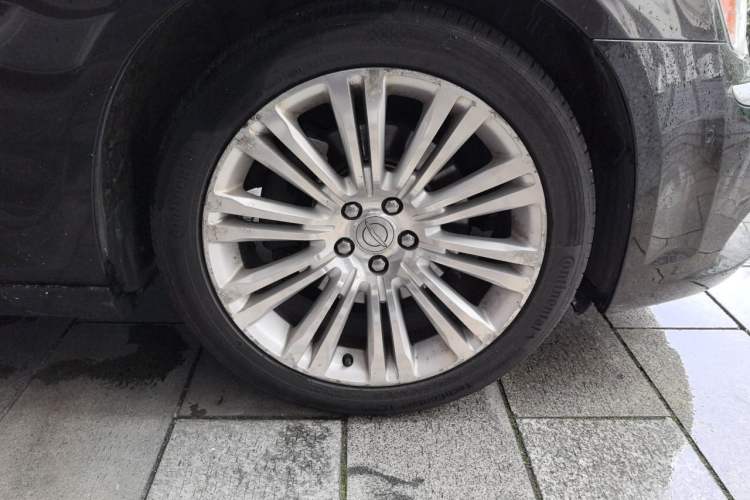 Used Chrysler 300C 2013 3.6L Prestige Edition Right Front Wheel Hub