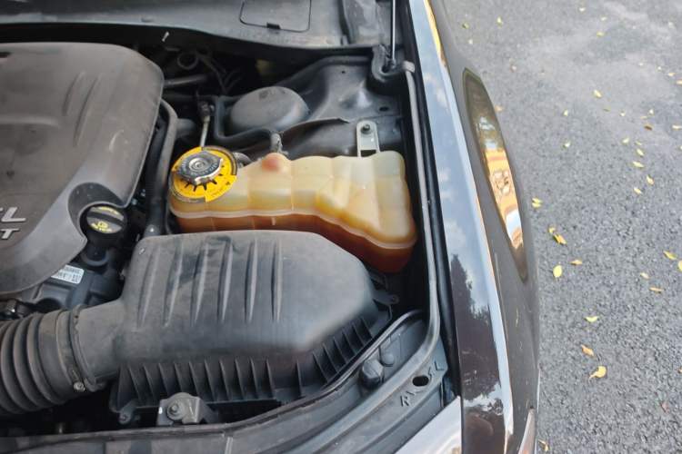 Used Chrysler 300C 2013 3.6L Prestige Edition Engine Bay Left