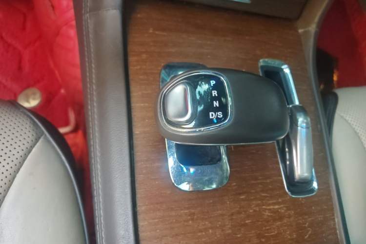 Used Chrysler 300C 2013 3.6L Prestige Edition Gear Lever
